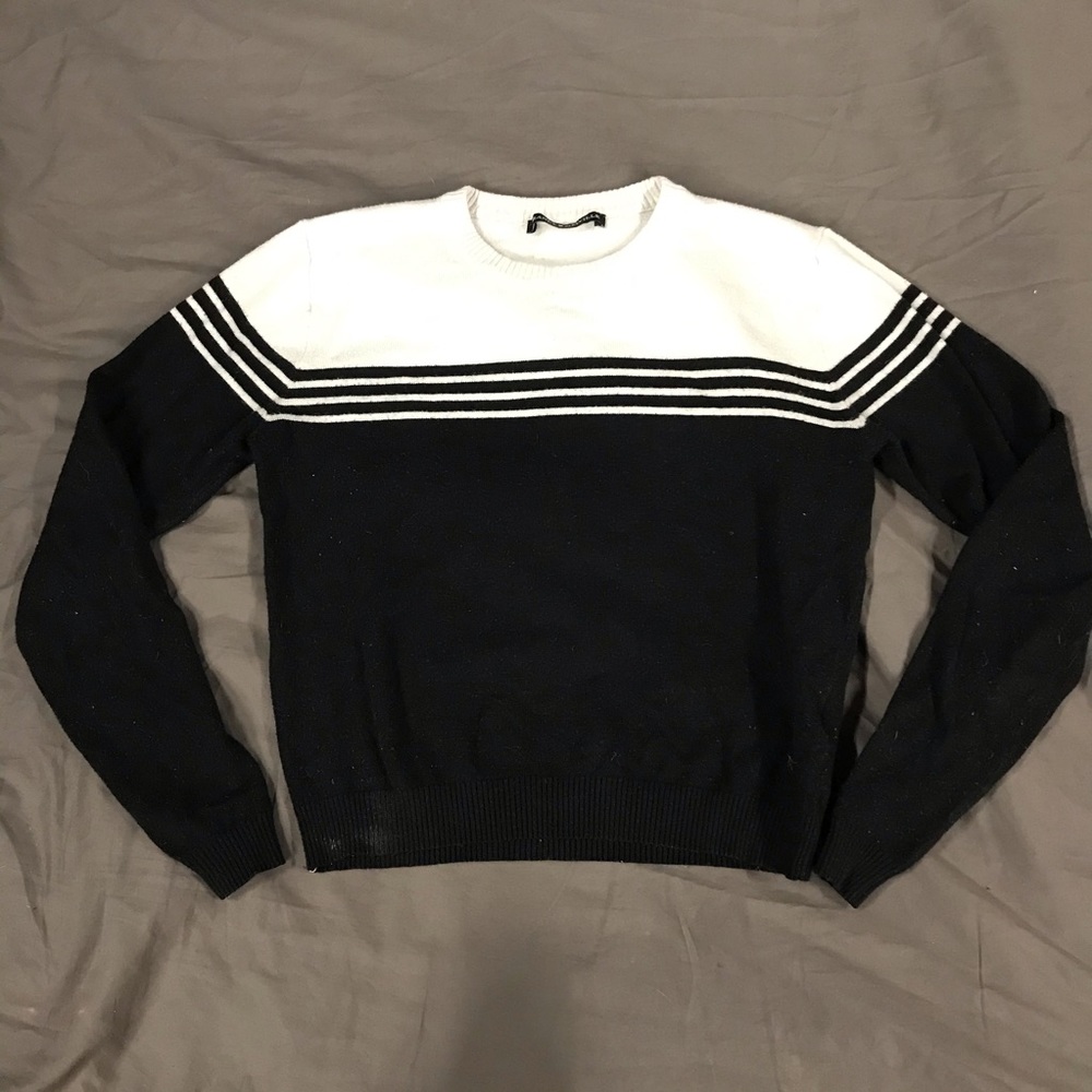 Brandy Melville Black and White Cropped Pullover - Picture 2 of 4
